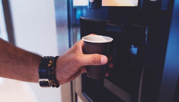 Hvem tror du er den mest flittige gæst ved kaffemaskinen på jobbet?