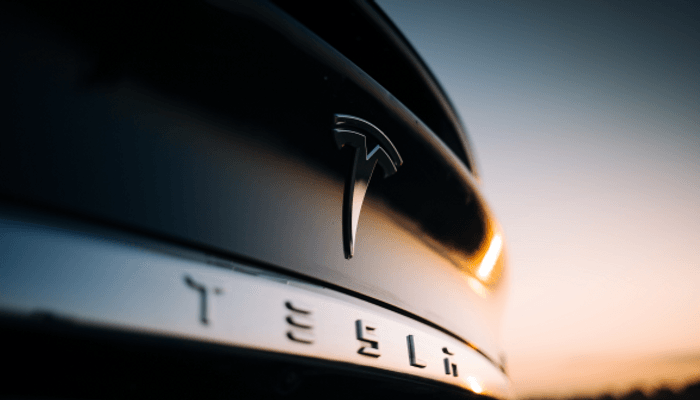 Teslas prispolitik har gjort elbiler billigere, men vilde afgifter venter forude. De bliver afgørende for, hvornår på året det er smart at skifte bil
